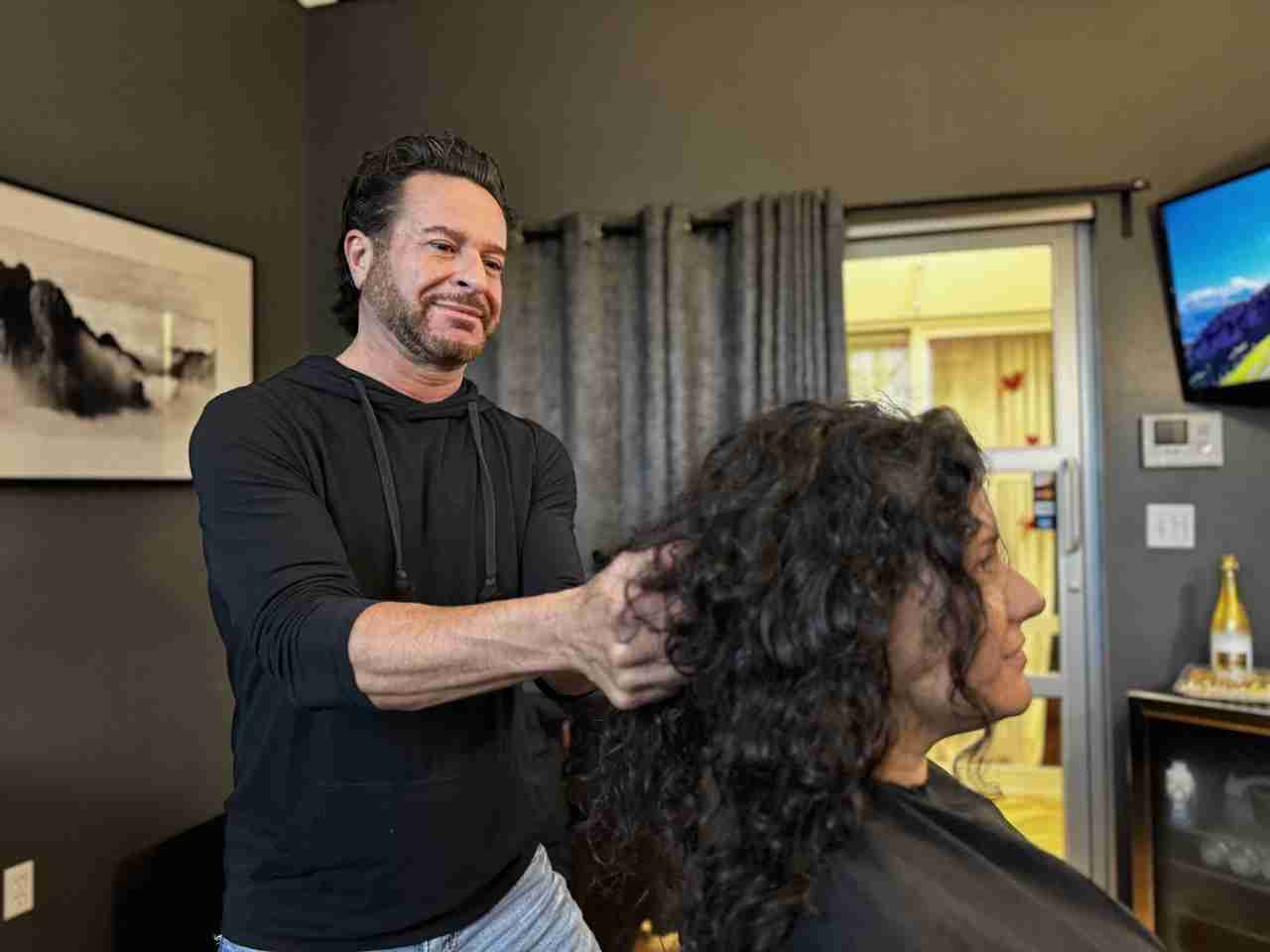 Manny Sena working behind the chair at Vibe Salon.